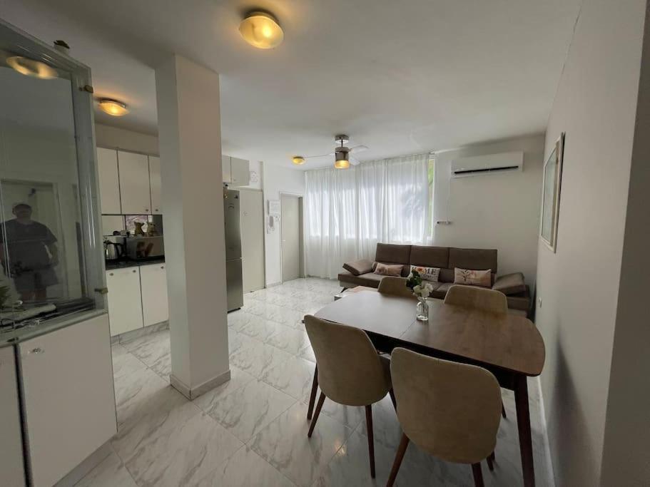 Apartment Urban Oasis- 3 - Prime - Private Parking - By Bookiz