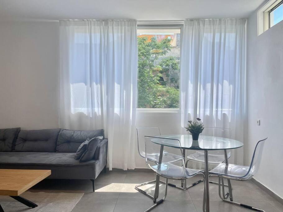 Urban Oasis- 3 - Prime - Private Parking - By Bookiz Tel Aviv